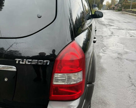 Черный Хендай Туксон, объемом двигателя 2 л и пробегом 209 тыс. км за 7800 $, фото 10 на Automoto.ua