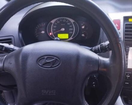 Черный Хендай Туксон, объемом двигателя 2 л и пробегом 295 тыс. км за 7700 $, фото 3 на Automoto.ua