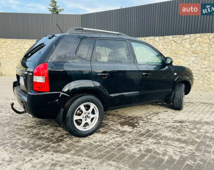 Черный Хендай Туксон, объемом двигателя 1.99 л и пробегом 310 тыс. км за 6600 $, фото 4 на Automoto.ua