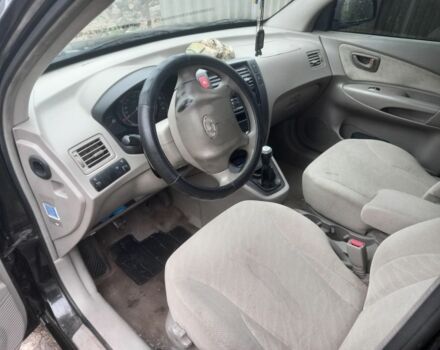 Черный Хендай Туксон, объемом двигателя 2 л и пробегом 395 тыс. км за 4500 $, фото 9 на Automoto.ua