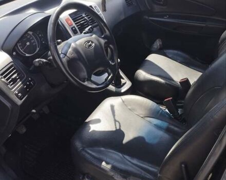 Черный Хендай Туксон, объемом двигателя 2 л и пробегом 295 тыс. км за 7700 $, фото 6 на Automoto.ua