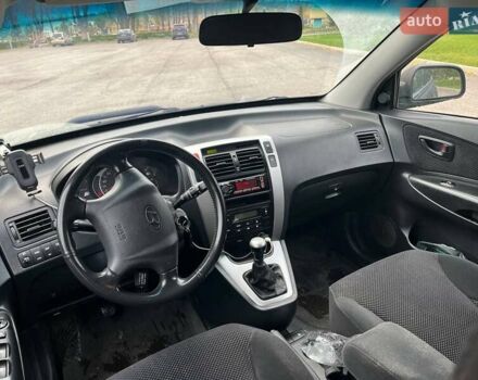 Чорний Хендай Туксон, об'ємом двигуна 2 л та пробігом 397 тис. км за 3900 $, фото 6 на Automoto.ua