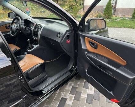 Черный Хендай Туксон, объемом двигателя 2 л и пробегом 163 тыс. км за 7700 $, фото 7 на Automoto.ua