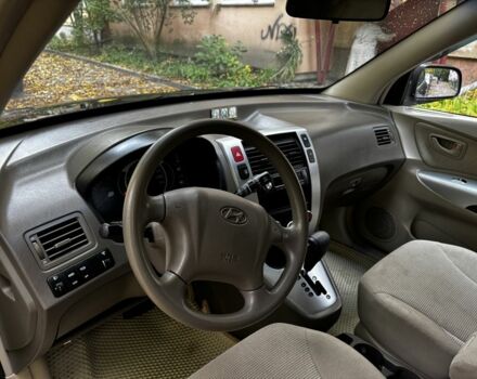 Черный Хендай Туксон, объемом двигателя 2 л и пробегом 240 тыс. км за 5600 $, фото 6 на Automoto.ua