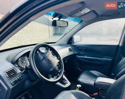 Черный Хендай Туксон, объемом двигателя 1.99 л и пробегом 310 тыс. км за 6600 $, фото 8 на Automoto.ua