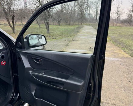 Черный Хендай Туксон, объемом двигателя 2 л и пробегом 201 тыс. км за 7750 $, фото 48 на Automoto.ua