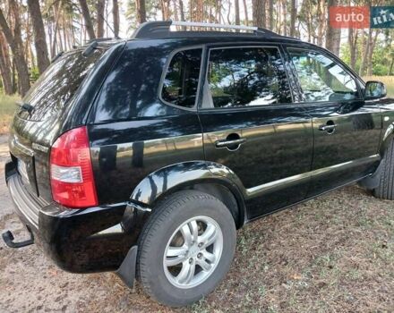 Черный Хендай Туксон, объемом двигателя 1.98 л и пробегом 279 тыс. км за 7800 $, фото 2 на Automoto.ua