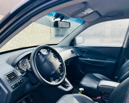 Черный Хендай Туксон, объемом двигателя 2 л и пробегом 310 тыс. км за 6600 $, фото 7 на Automoto.ua