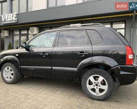 Черный Хендай Туксон, объемом двигателя 1.99 л и пробегом 290 тыс. км за 7700 $, фото 6 на Automoto.ua