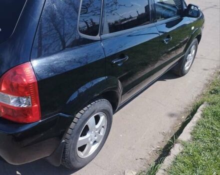 Черный Хендай Туксон, объемом двигателя 2 л и пробегом 295 тыс. км за 7700 $, фото 9 на Automoto.ua