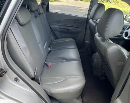 Черный Хендай Туксон, объемом двигателя 2 л и пробегом 266 тыс. км за 7700 $, фото 12 на Automoto.ua