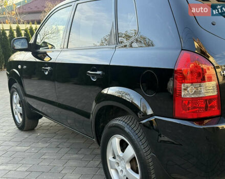 Черный Хендай Туксон, объемом двигателя 2 л и пробегом 249 тыс. км за 7450 $, фото 12 на Automoto.ua