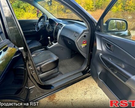 Черный Хендай Туксон, объемом двигателя 2 л и пробегом 250 тыс. км за 7500 $, фото 4 на Automoto.ua