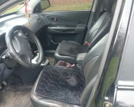 Чорний Хендай Туксон, об'ємом двигуна 2 л та пробігом 220 тис. км за 8300 $, фото 4 на Automoto.ua