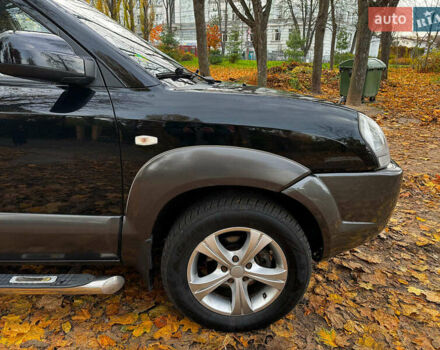 Черный Хендай Туксон, объемом двигателя 2 л и пробегом 210 тыс. км за 7990 $, фото 4 на Automoto.ua