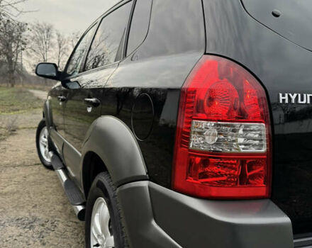 Черный Хендай Туксон, объемом двигателя 2 л и пробегом 201 тыс. км за 7750 $, фото 16 на Automoto.ua