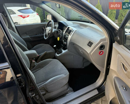 Черный Хендай Туксон, объемом двигателя 2 л и пробегом 249 тыс. км за 7450 $, фото 23 на Automoto.ua