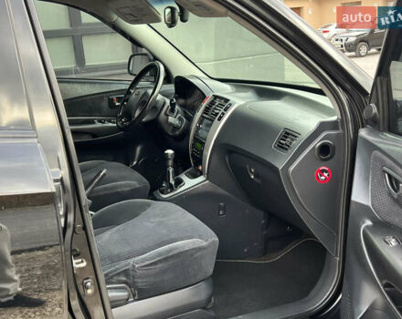 Хендай Туксон 2006 у Тернополі на Automoto.ua Чорний Хендай Туксон, об'ємом двигуна 2 л та пробігом 240 тис. км за 6699 $, фото 39 на Automoto.ua