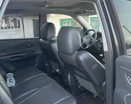 Черный Хендай Туксон, объемом двигателя 2 л и пробегом 290 тыс. км за 6800 $, фото 4 на Automoto.ua