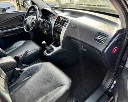 Чорний Хендай Туксон, об'ємом двигуна 2 л та пробігом 207 тис. км за 8000 $, фото 14 на Automoto.ua