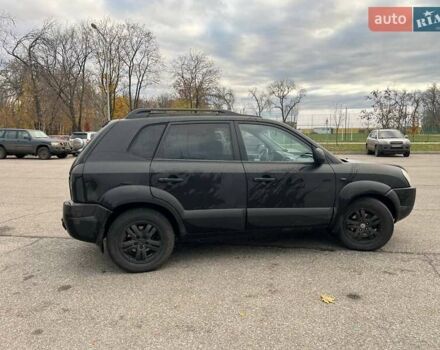 Чорний Хендай Туксон, об'ємом двигуна 2 л та пробігом 397 тис. км за 3900 $, фото 4 на Automoto.ua