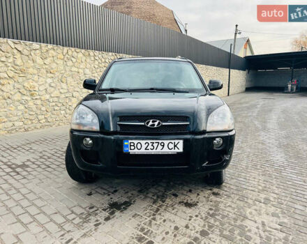 Черный Хендай Туксон, объемом двигателя 1.99 л и пробегом 310 тыс. км за 6600 $, фото 2 на Automoto.ua