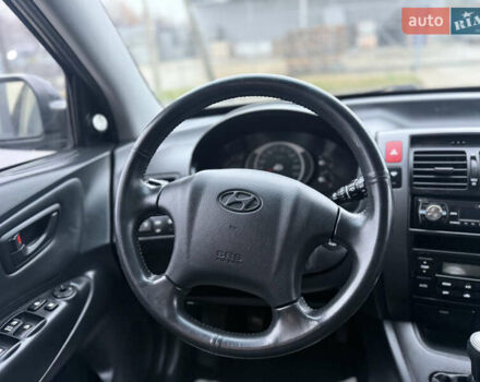 Черный Хендай Туксон, объемом двигателя 1.98 л и пробегом 231 тыс. км за 7750 $, фото 19 на Automoto.ua