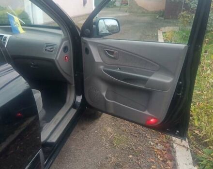 Черный Хендай Туксон, объемом двигателя 2 л и пробегом 231 тыс. км за 8000 $, фото 4 на Automoto.ua