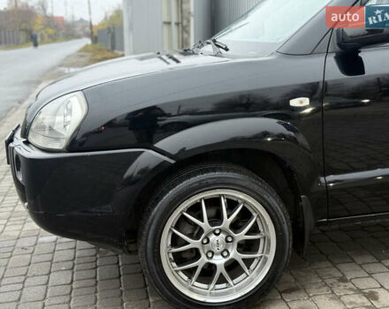 Черный Хендай Туксон, объемом двигателя 1.98 л и пробегом 231 тыс. км за 7750 $, фото 12 на Automoto.ua