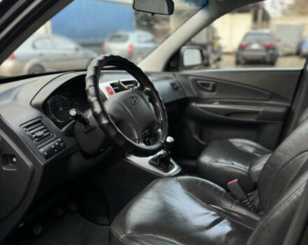 Черный Хендай Туксон, объемом двигателя 1.98 л и пробегом 198 тыс. км за 7500 $, фото 7 на Automoto.ua