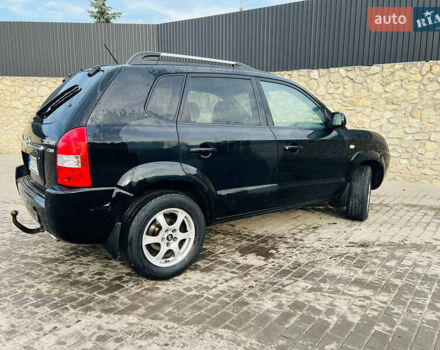 Черный Хендай Туксон, объемом двигателя 1.99 л и пробегом 310 тыс. км за 6600 $, фото 3 на Automoto.ua