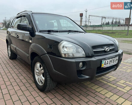 Черный Хендай Туксон, объемом двигателя 1.98 л и пробегом 227 тыс. км за 6900 $, фото 3 на Automoto.ua