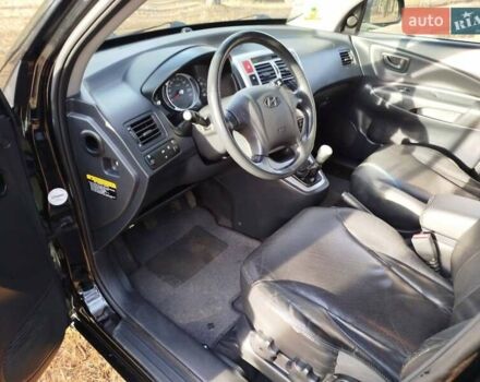 Черный Хендай Туксон, объемом двигателя 2 л и пробегом 195 тыс. км за 8300 $, фото 12 на Automoto.ua