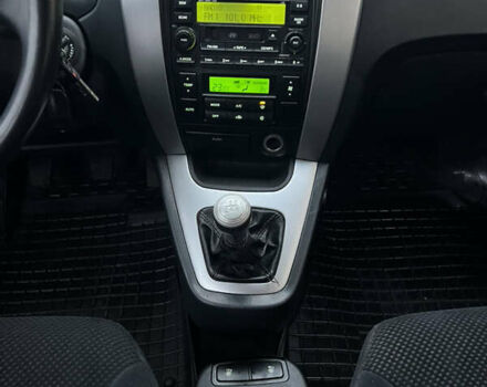 Черный Хендай Туксон, объемом двигателя 1.98 л и пробегом 227 тыс. км за 6900 $, фото 23 на Automoto.ua