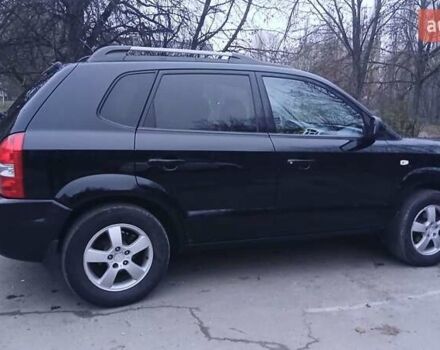 Черный Хендай Туксон, объемом двигателя 1.98 л и пробегом 320 тыс. км за 6300 $, фото 3 на Automoto.ua