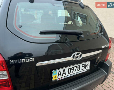 Черный Хендай Туксон, объемом двигателя 1.98 л и пробегом 227 тыс. км за 6900 $, фото 11 на Automoto.ua