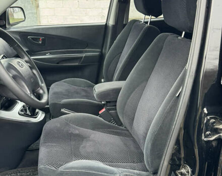 Черный Хендай Туксон, объемом двигателя 2 л и пробегом 201 тыс. км за 7750 $, фото 36 на Automoto.ua