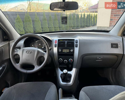 Черный Хендай Туксон, объемом двигателя 2 л и пробегом 249 тыс. км за 7450 $, фото 19 на Automoto.ua