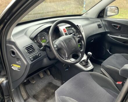 Черный Хендай Туксон, объемом двигателя 2 л и пробегом 330 тыс. км за 4350 $, фото 11 на Automoto.ua