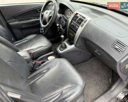 Черный Хендай Туксон, объемом двигателя 2 л и пробегом 182 тыс. км за 6999 $, фото 7 на Automoto.ua