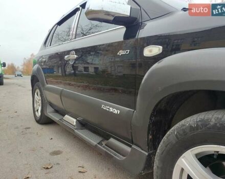Черный Хендай Туксон, объемом двигателя 2 л и пробегом 270 тыс. км за 6800 $, фото 4 на Automoto.ua
