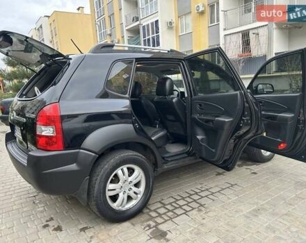 Черный Хендай Туксон, объемом двигателя 1.98 л и пробегом 147 тыс. км за 8000 $, фото 12 на Automoto.ua