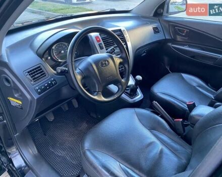 Черный Хендай Туксон, объемом двигателя 1.98 л и пробегом 286 тыс. км за 7300 $, фото 14 на Automoto.ua