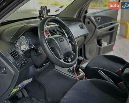Черный Хендай Туксон, объемом двигателя 2 л и пробегом 310 тыс. км за 6499 $, фото 6 на Automoto.ua