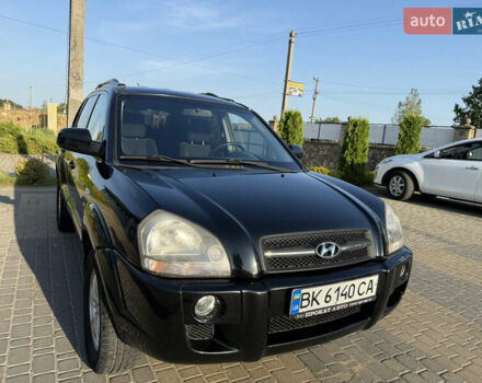 Черный Хендай Туксон, объемом двигателя 2 л и пробегом 270 тыс. км за 8200 $, фото 4 на Automoto.ua