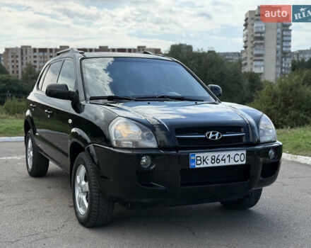 Черный Хендай Туксон, объемом двигателя 2 л и пробегом 300 тыс. км за 7350 $, фото 4 на Automoto.ua