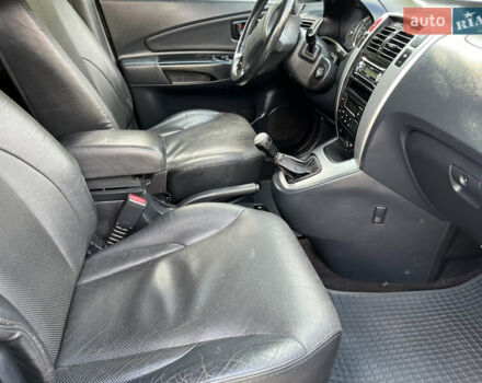 Черный Хендай Туксон, объемом двигателя 2 л и пробегом 256 тыс. км за 7800 $, фото 15 на Automoto.ua