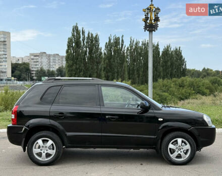 Черный Хендай Туксон, объемом двигателя 2 л и пробегом 300 тыс. км за 7350 $, фото 25 на Automoto.ua
