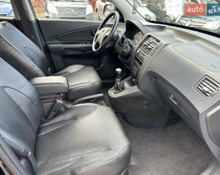 Чорний Хендай Туксон, об'ємом двигуна 2 л та пробігом 180 тис. км за 7999 $, фото 8 на Automoto.ua