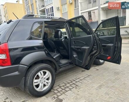 Черный Хендай Туксон, объемом двигателя 1.98 л и пробегом 147 тыс. км за 8000 $, фото 11 на Automoto.ua